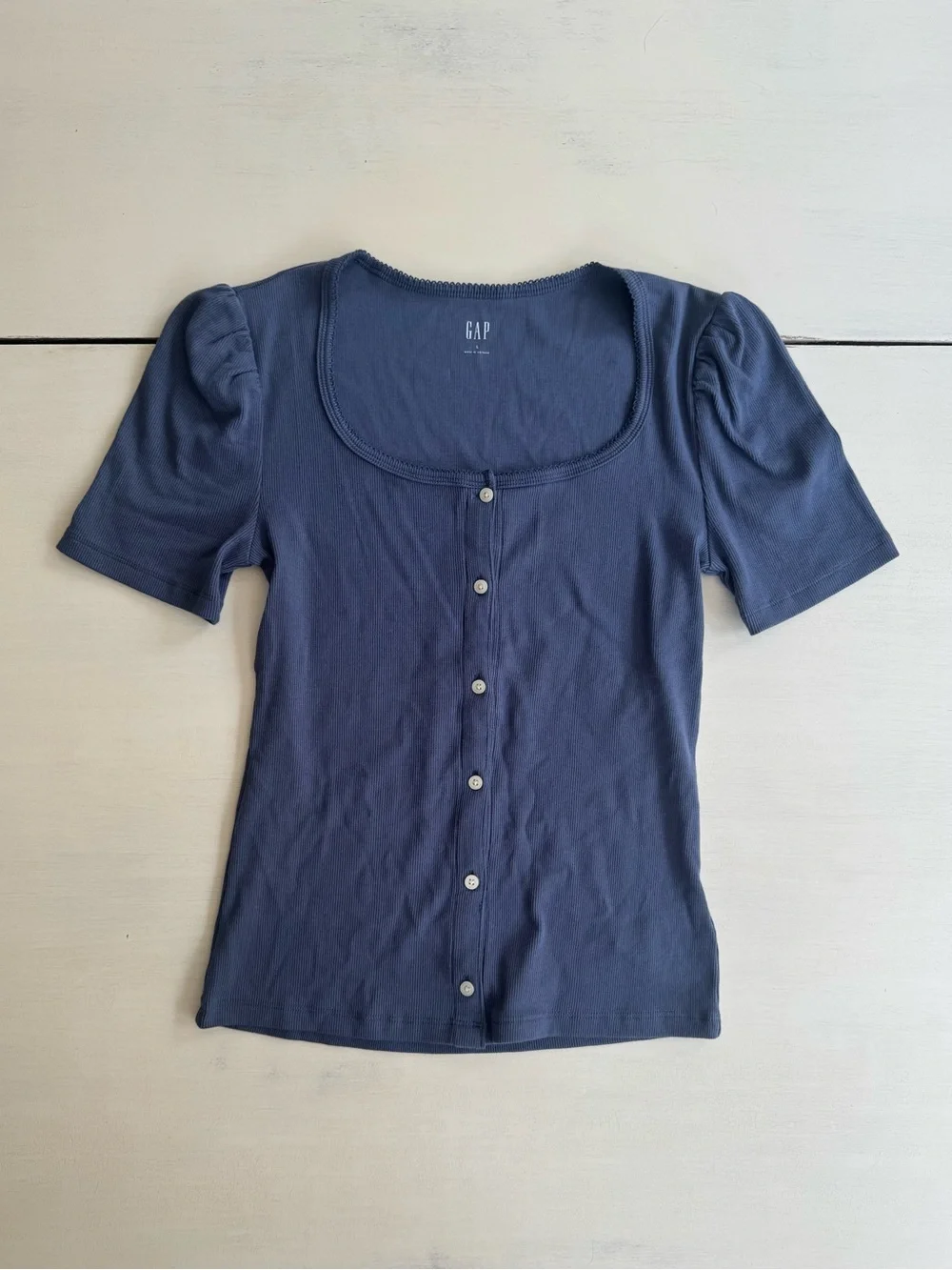 GAP Button-Front Top - Picture 1 of 4